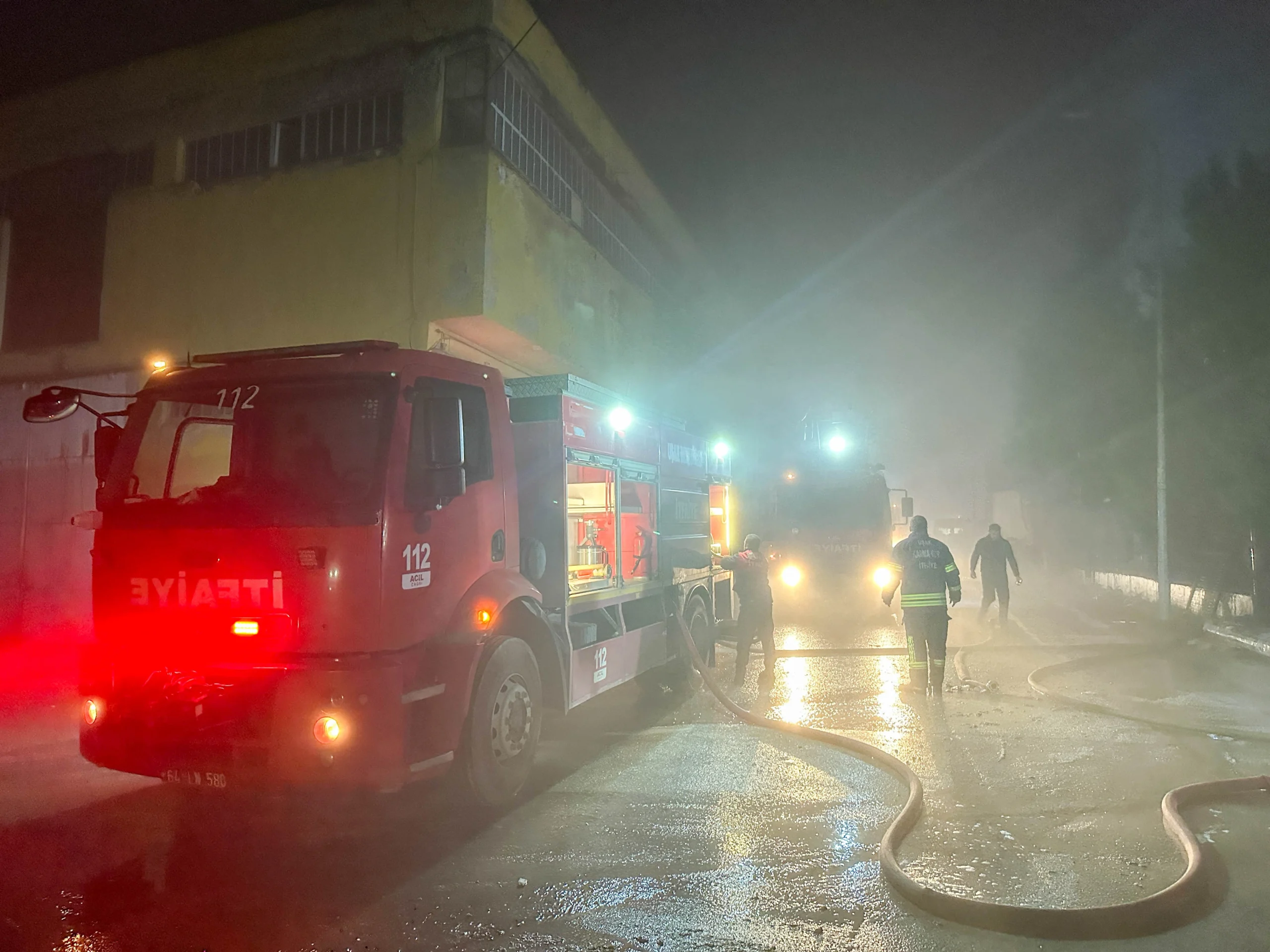 Uşak'ta plastik poşet üreten fabrikada çıkan yangın kısa sürede büyüdü,