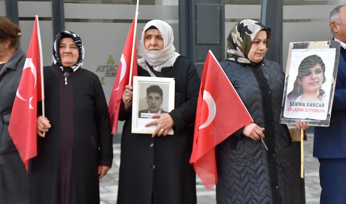 Van’da Ailelerin DEM Parti Önündeki Evlat Nöbeti Sürüyor Van’da evlatlarına kavuşmak isteyen aileler, DEM Parti İl Başkanlığı önünde