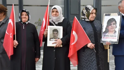 Van’da evlatlarına kavuşmak isteyen aileler, DEM Parti İl Başkanlığı önünde