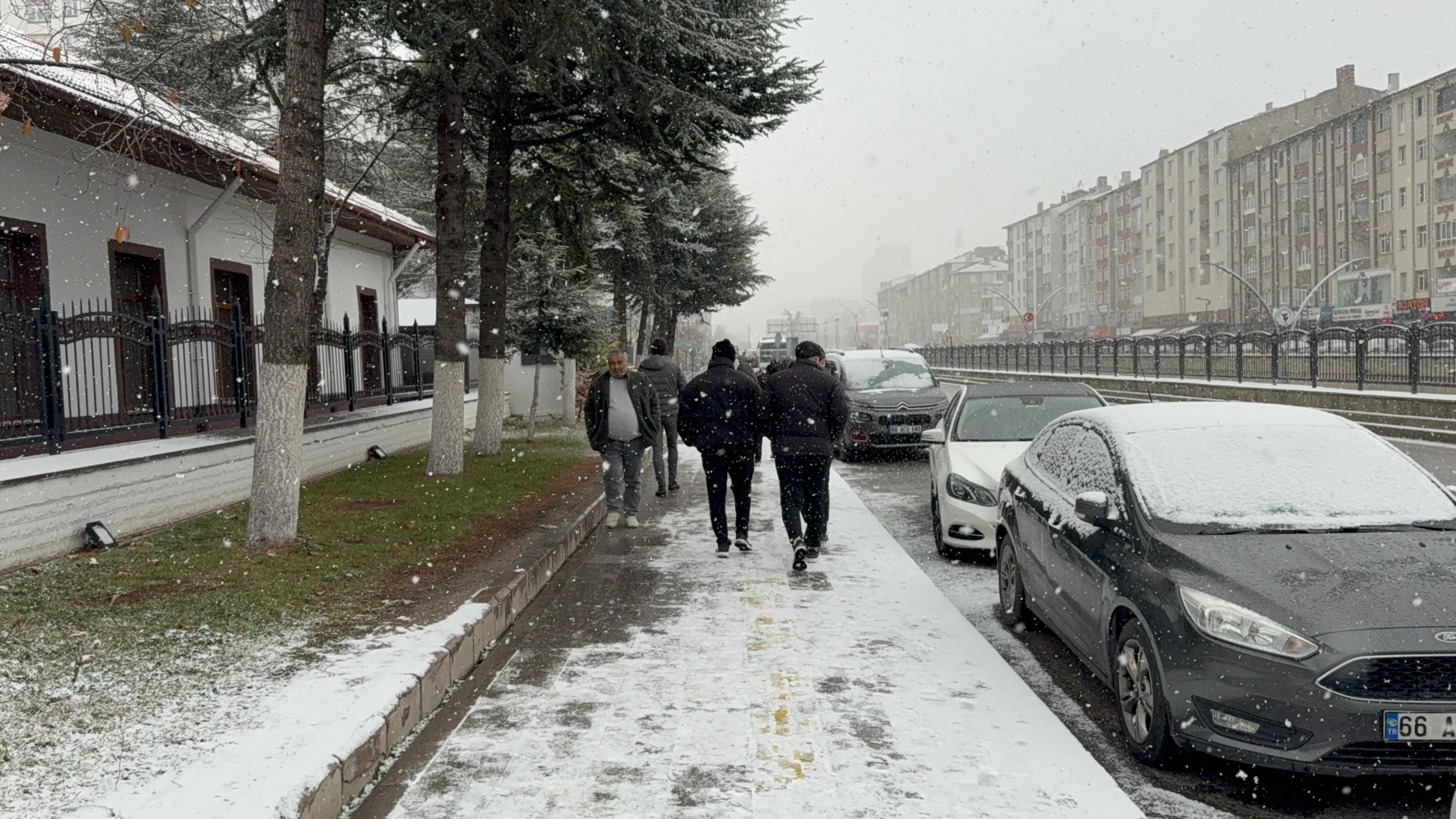 Yurdun doğusunda kış etkisini hissettirmeye başladı. Yozgat’ta kar yağışı görülürken,