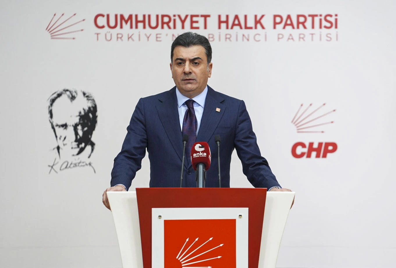 CHP Sözcüsü Zeynel Emre, asgari ücretin yetersiz olduğunu belirterek, savunma