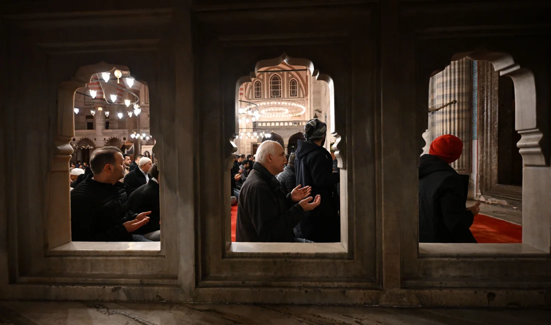Ankara’da üç ayların başlangıcı olan Regaip Kandili, camilerde düzenlenen özel