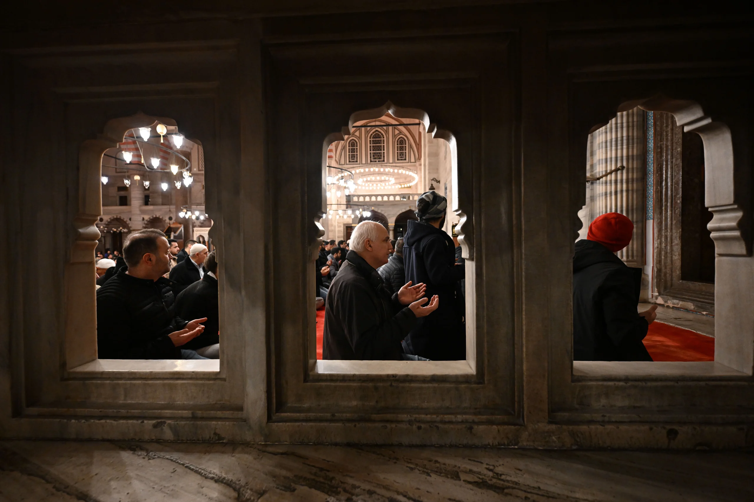 Ankara’da üç ayların başlangıcı olan Regaip Kandili, camilerde düzenlenen özel