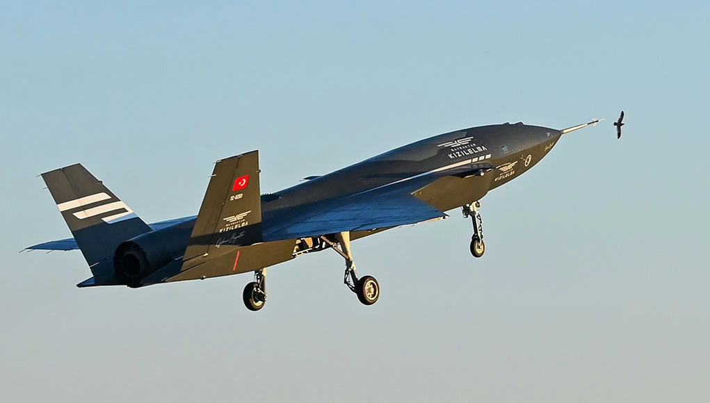 Bayraktar KIZILELMA, akıllı filo algoritmalarıyla iki insansız savaş uçağının otonom