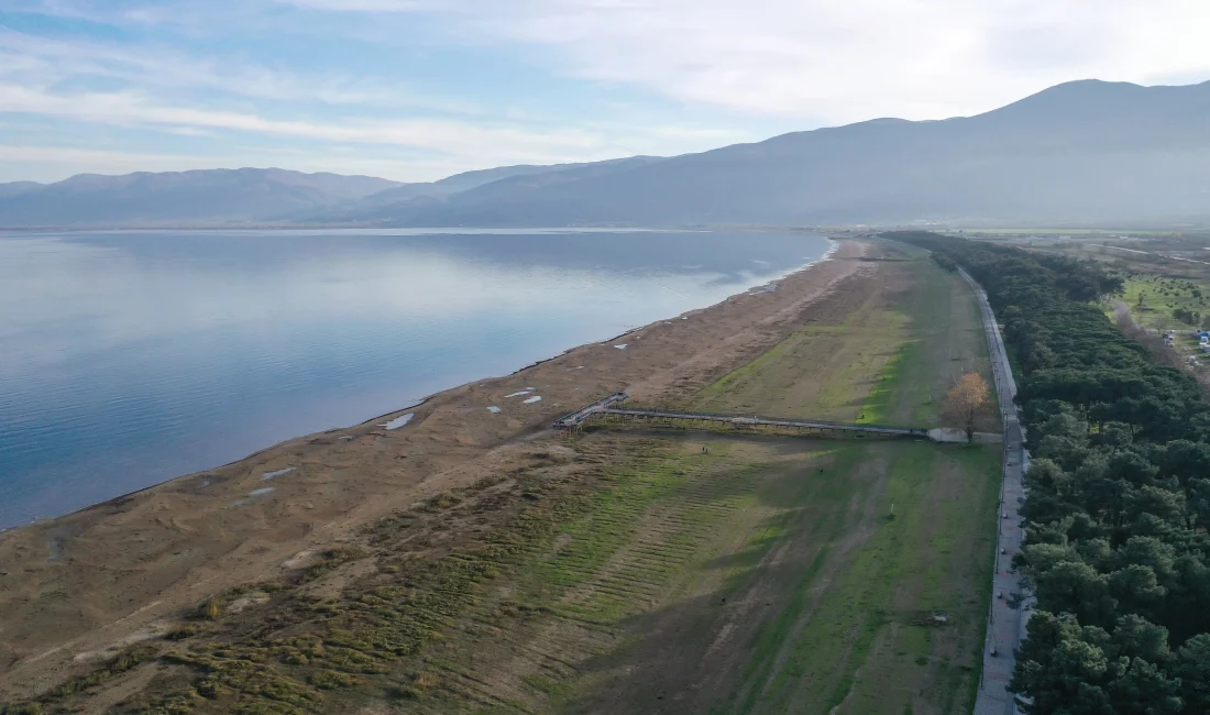 Türkiye’nin önemli tatlı su kaynaklarından İznik Gölü’nde suyun kıyıdan metrelerce