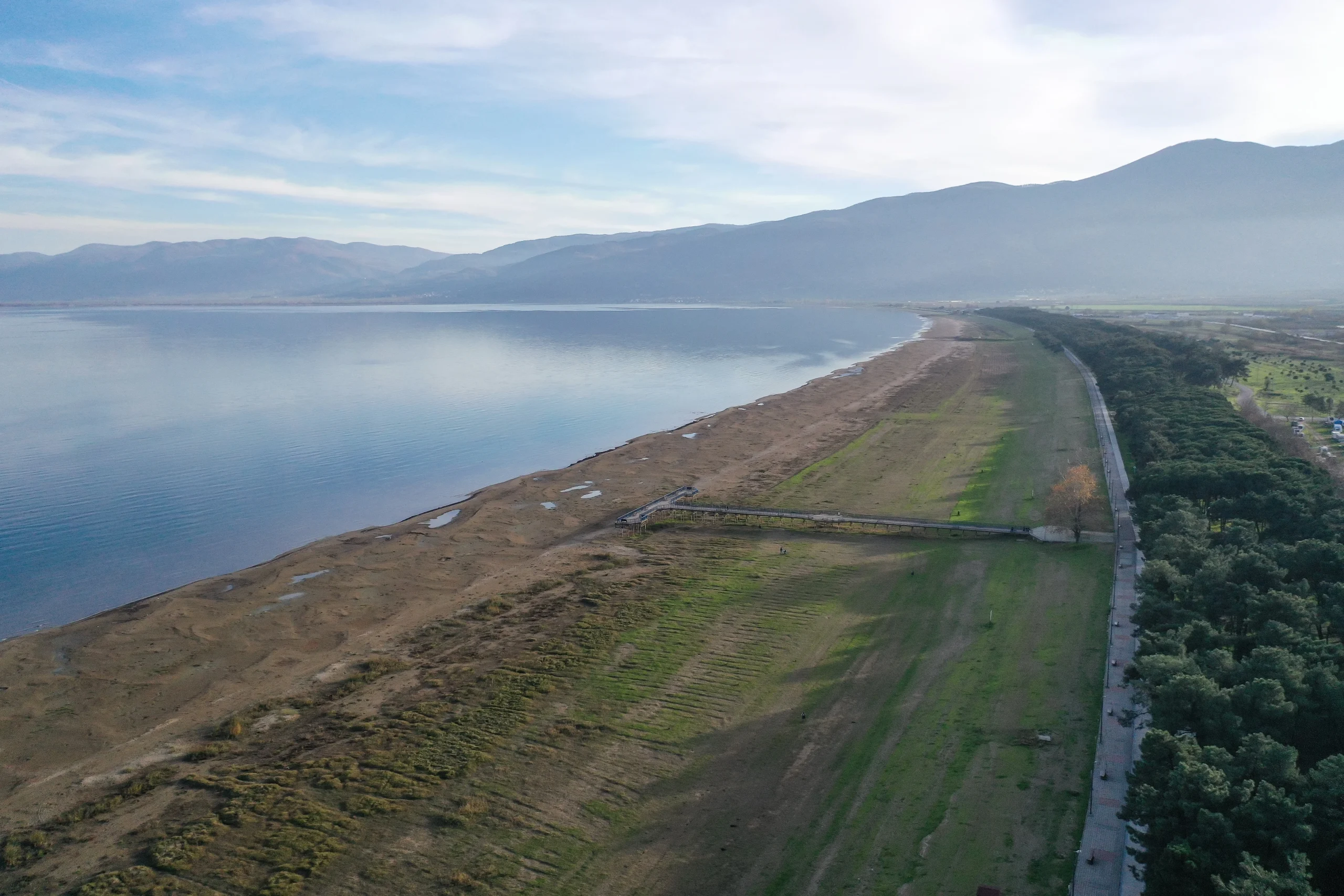 Türkiye’nin önemli tatlı su kaynaklarından İznik Gölü’nde suyun kıyıdan metrelerce