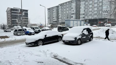 Doğu Anadolu’da etkili olan kar yağışı, 423 yerleşim yerinin yolunu