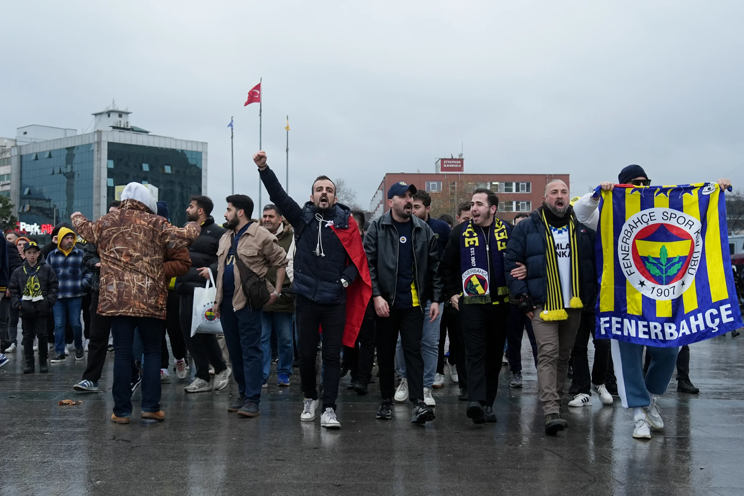 Uyuşturucu soruşturması kapsamında gözaltına alınan Sadettin Saran, güvenlik önlemleri altında
