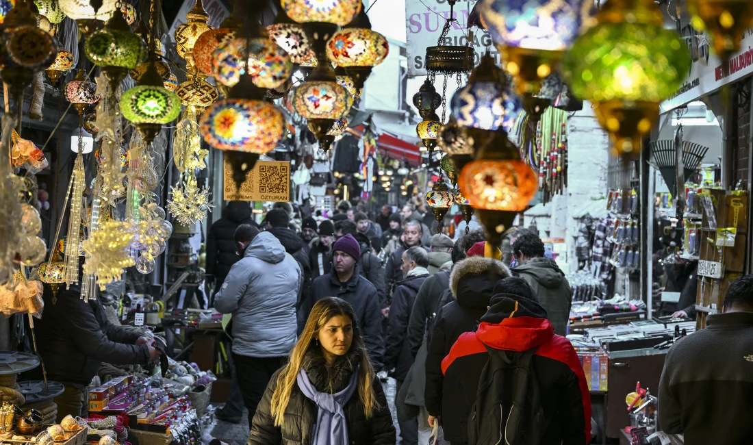 Eminönü’nde Yılbaşı Alışverişi Yoğunluğu Yeni yıla sayılı günler kala Eminönü, hediyelik eşya ve gıda