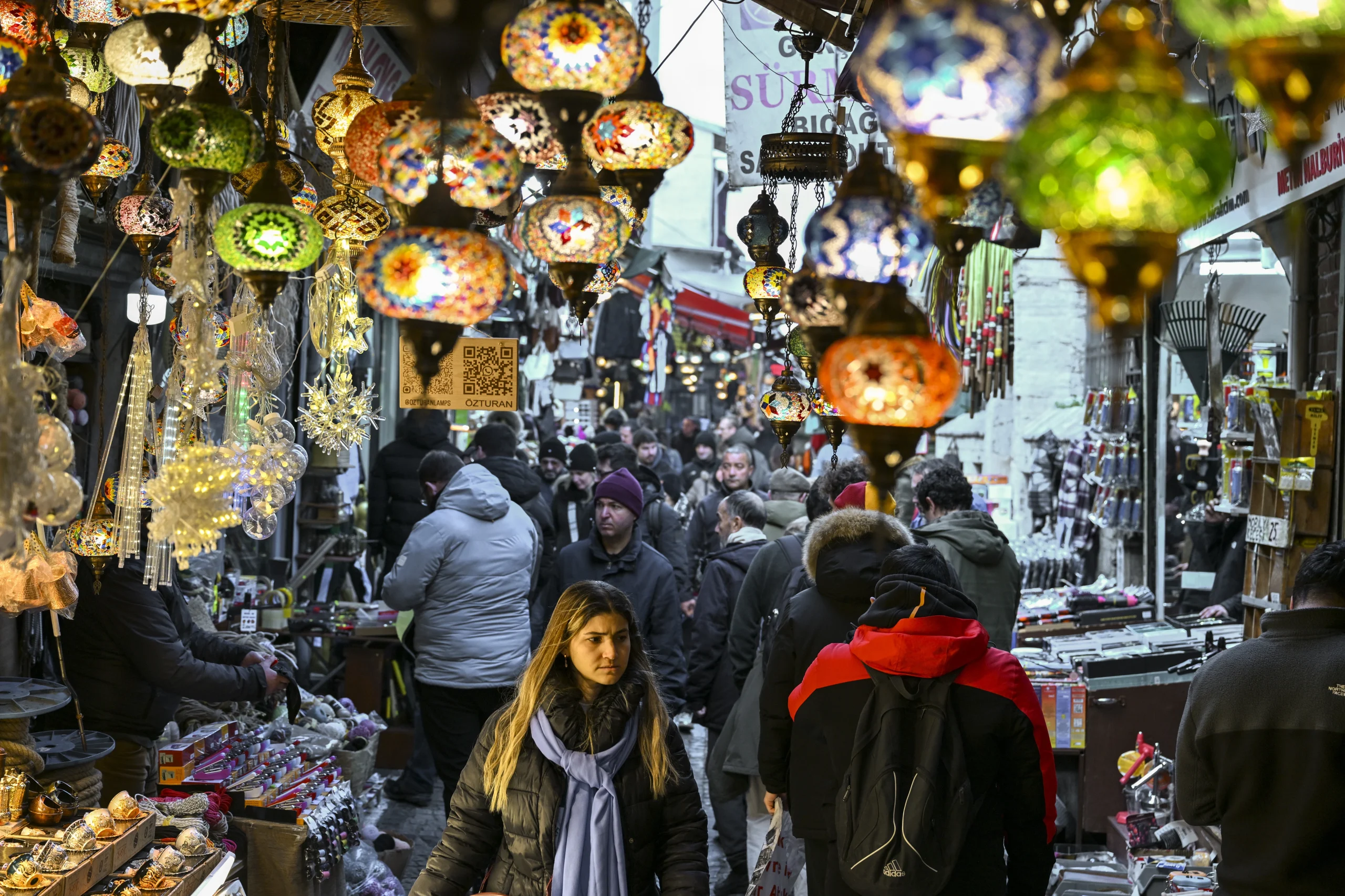 Yeni yıla sayılı günler kala Eminönü, hediyelik eşya ve gıda