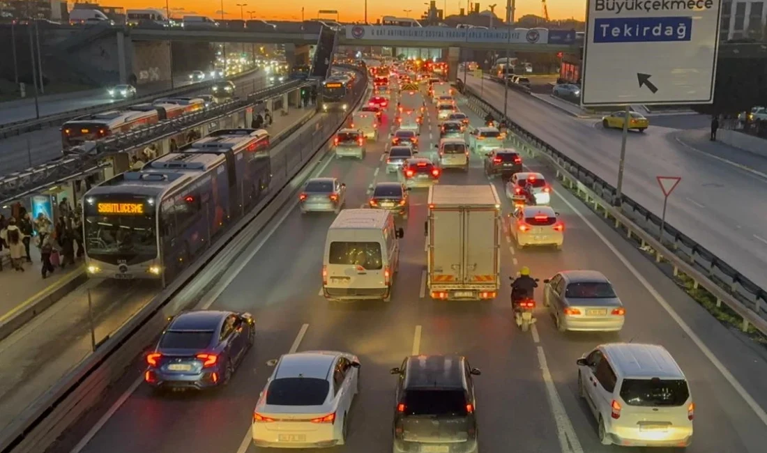 İstanbul’da yılın son mesai gününde araç trafiği yüzde 74'e ulaşarak