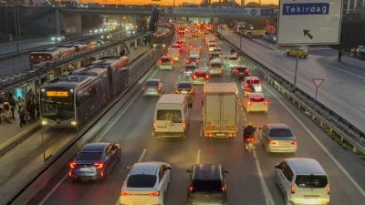 İstanbul’da yılın son mesai gününde araç trafiği yüzde 74'e ulaşarak