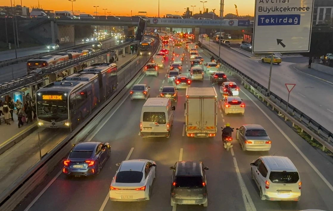 İstanbul’da yılın son mesai gününde araç trafiği yüzde 74'e ulaşarak