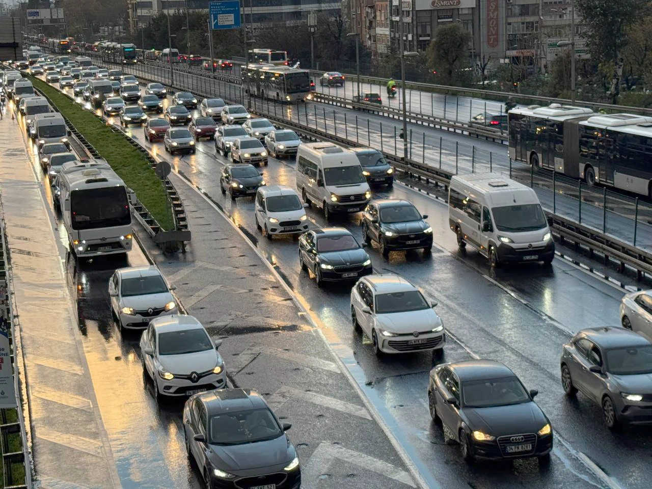 İstanbul’da sabah saatlerinde etkili olan yağış ve hafta başı yoğunluğu,