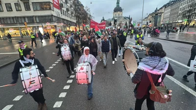 İsrail’in Gazze’ye yönelik saldırılarına tepki gösteren yüzlerce kişi, Stockholm’de İsrail’i