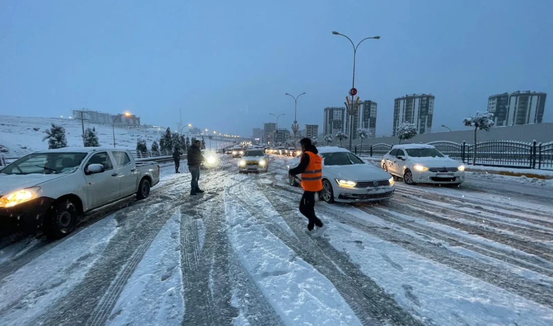 Şanlıurfa'da gece başlayan kar yağışı etkisini artırdı, belediye ekipleri kent