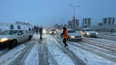 Şanlıurfa'da gece başlayan kar yağışı etkisini artırdı, belediye ekipleri kent