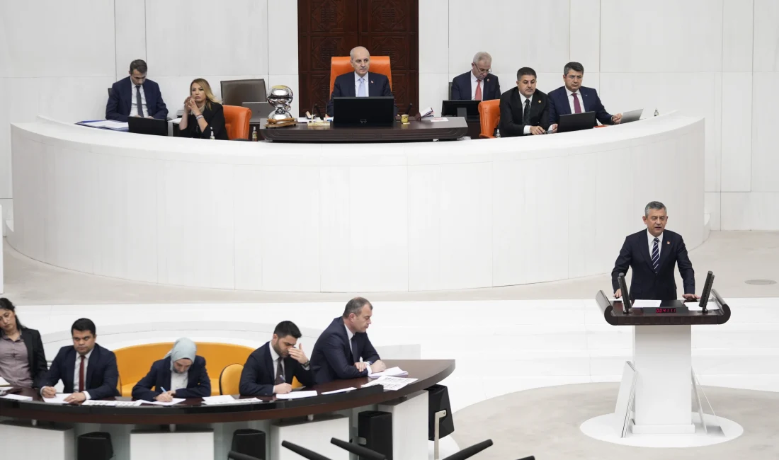 Özgür Özel, TBMM Genel Kurulu'nda 2026 yılı bütçesini eleştirerek, iktidarın