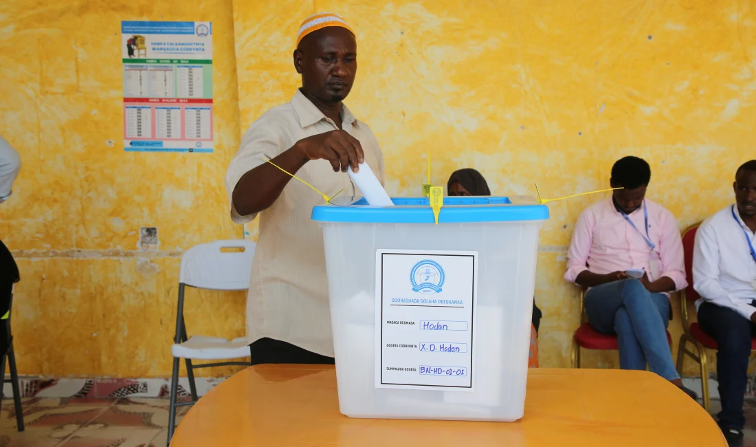 Mogadişu’da 56 Yıl Sonra Yerel Seçim Heyecanı Somali, 56 yıl sonra tarihi bir dönüm noktasına tanıklık ediyor.