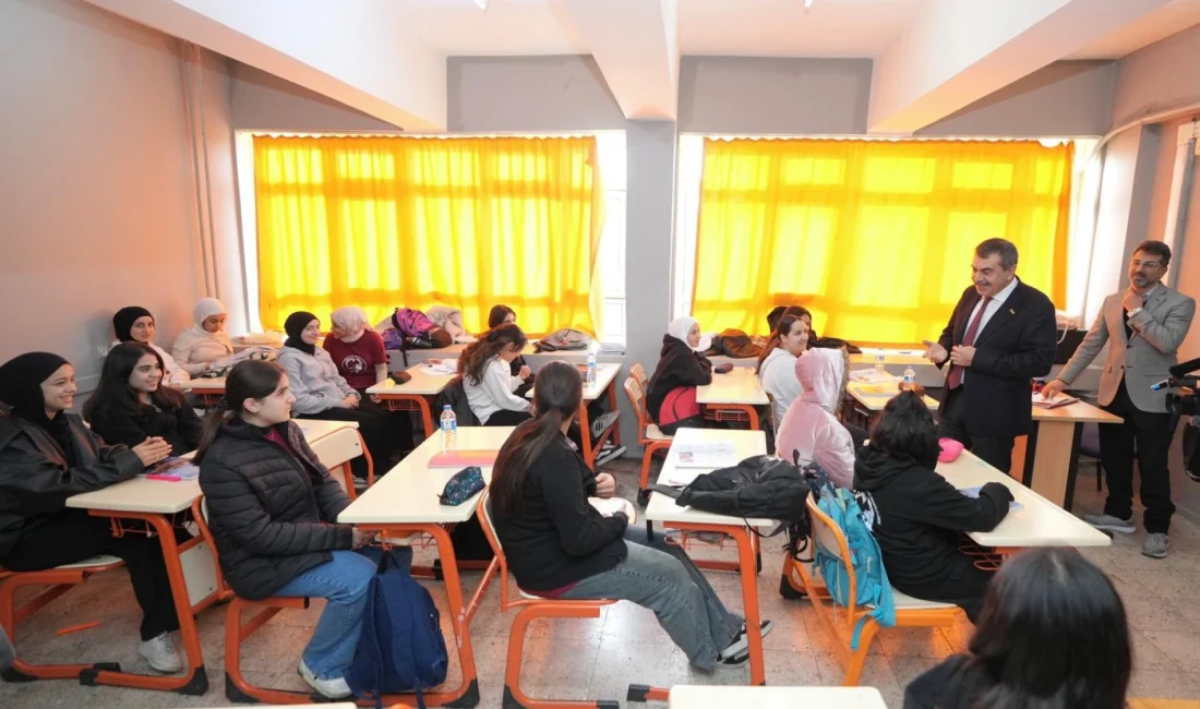 Milli Eğitim Bakanı Yusuf Tekin, Adana’da bir liseye sürpriz ziyarette