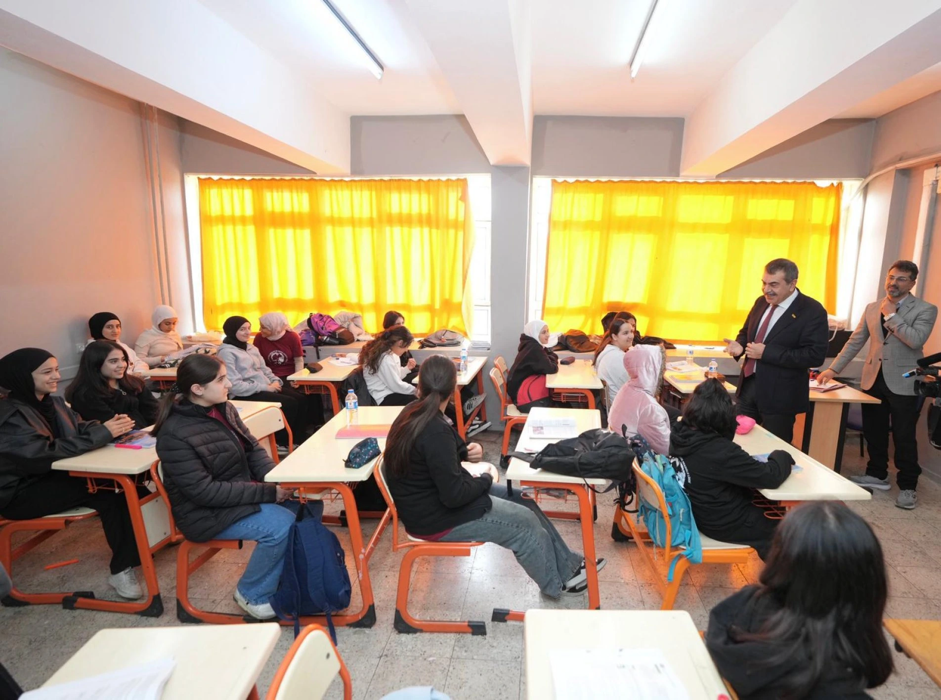Milli Eğitim Bakanı Yusuf Tekin, Adana’da bir liseye sürpriz ziyarette