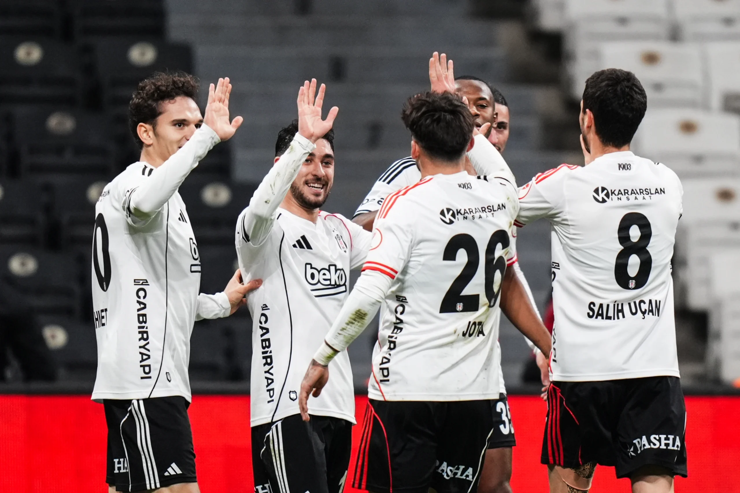 Beşiktaş, Eyüpspor deplasmanında 2-2 berabere kalarak liderlik yarışında 2 puan