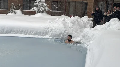 Bolu Dağı’nda kış tatili yapan bir tatilci, dondurucu soğuklara aldırmadan