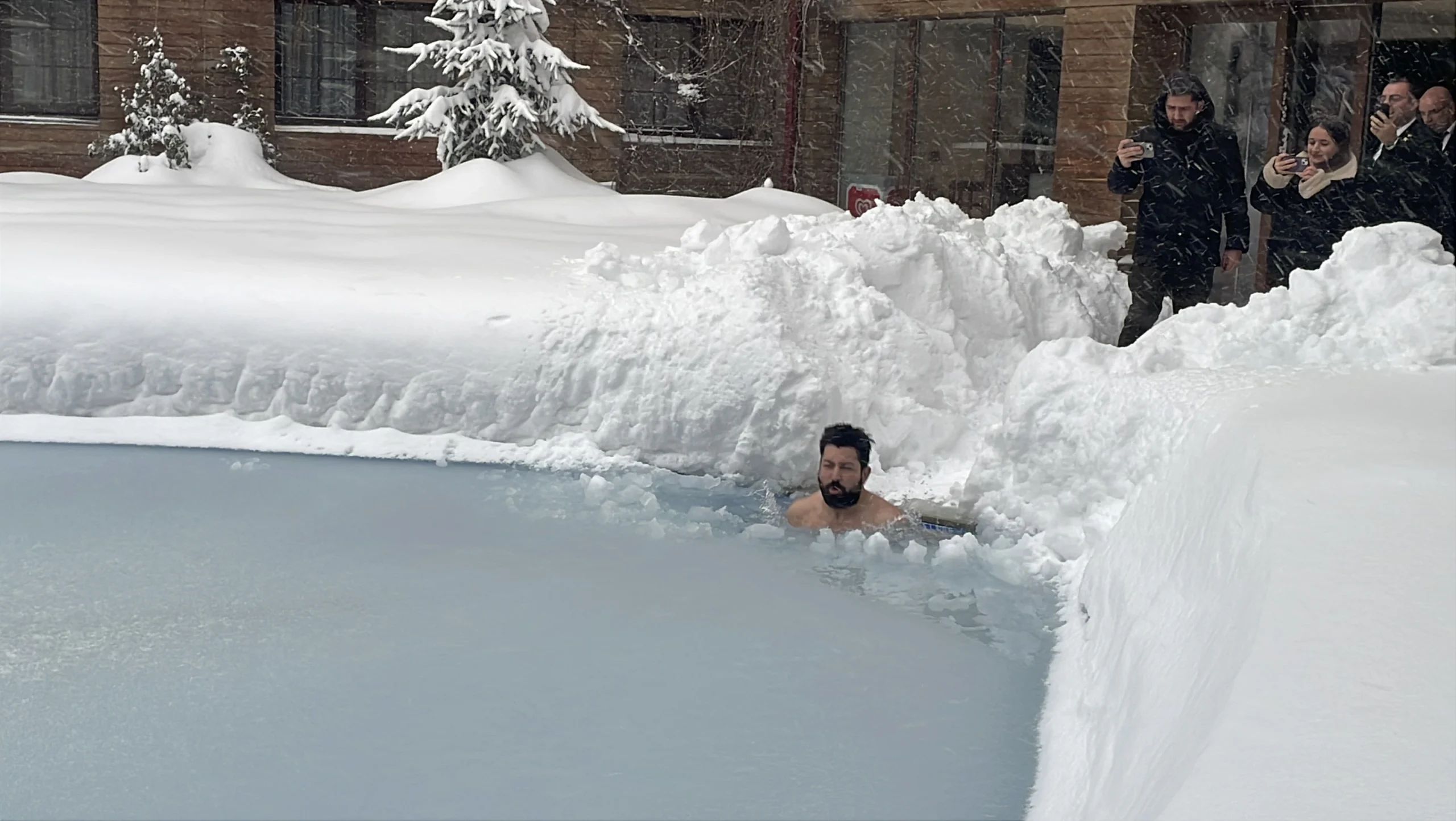 Bolu Dağı’nda kış tatili yapan bir tatilci, dondurucu soğuklara aldırmadan