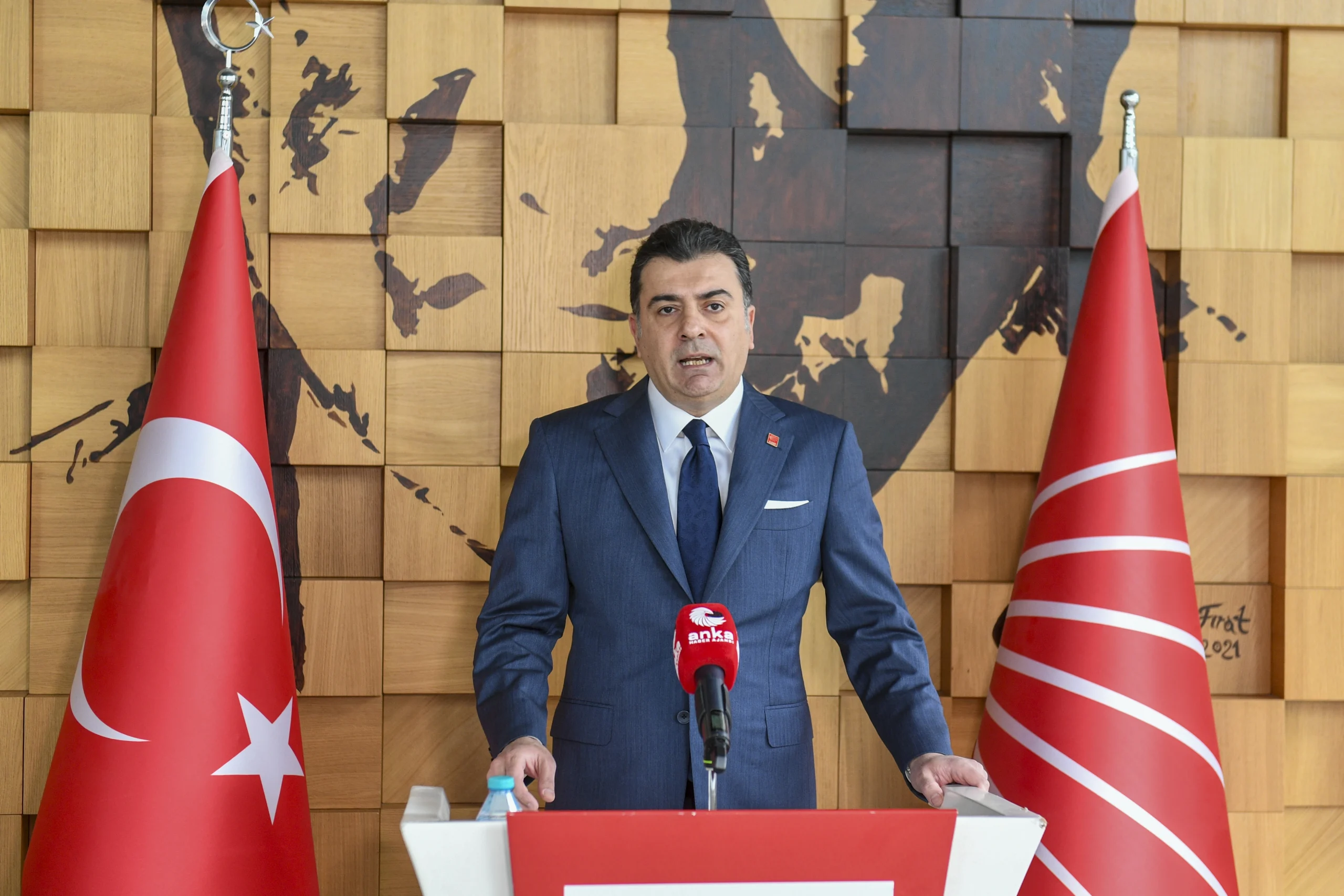 CHP’li Emre, İstanbul’da düzenlediği basın toplantısında yurttaşın refahını ve adaleti