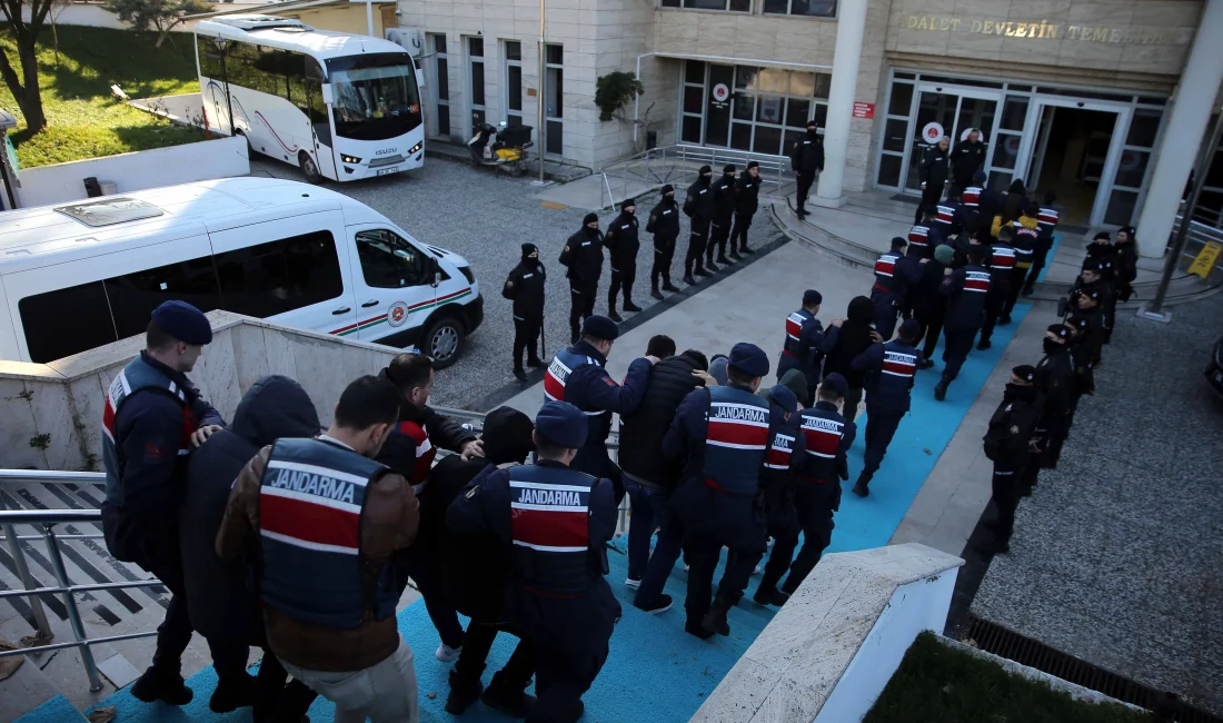 Muğla merkezli DEAŞ operasyonunda yakalanan 18 şüpheli, yoğun güvenlik önlemleri