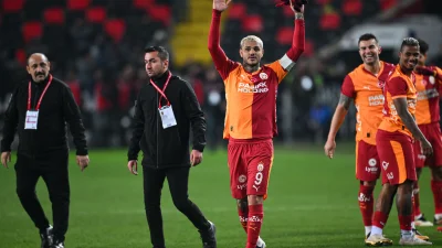 Galatasaray 19. haftayı galibiyetle tamamlayarak liderliğini korudu. Fenerbahçe evinde puan