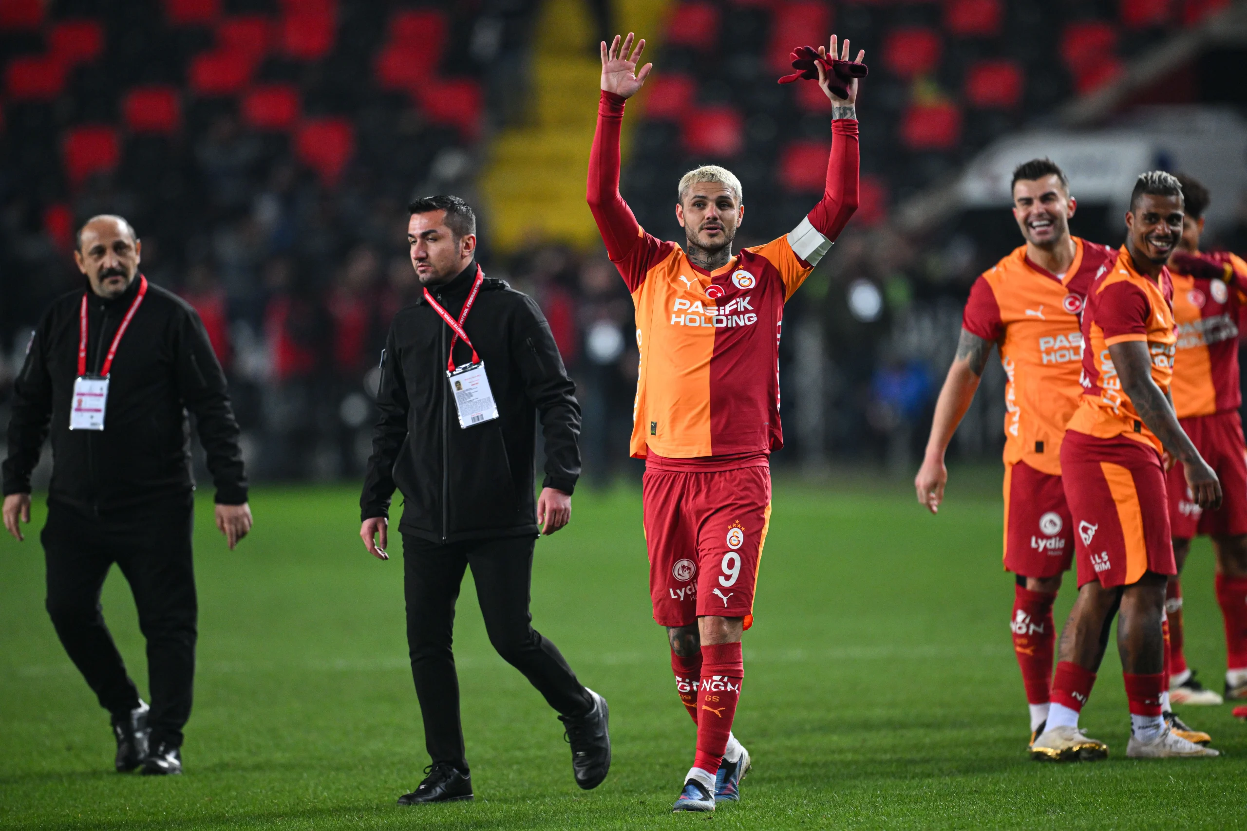 Galatasaray 19. haftayı galibiyetle tamamlayarak liderliğini korudu. Fenerbahçe evinde puan