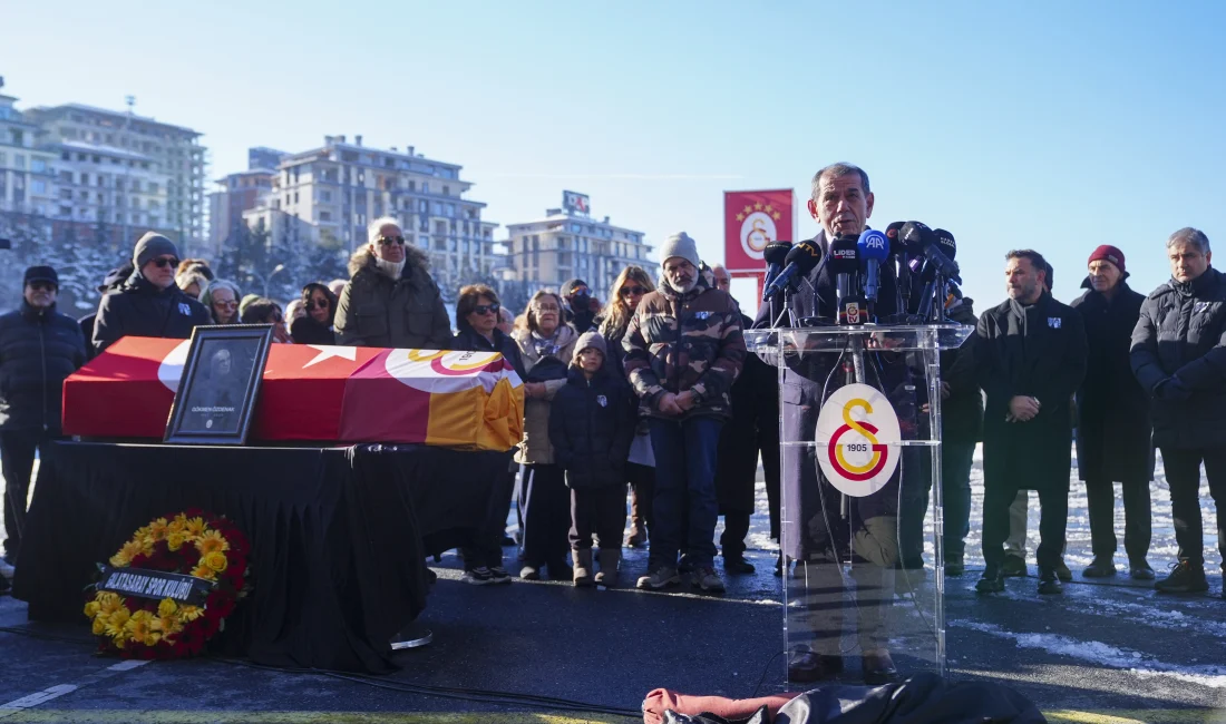 Galatasaray’ın efsane futbolcularından Gökmen Özdenak, RAMS Park’ta düzenlenen törenle anıldı.