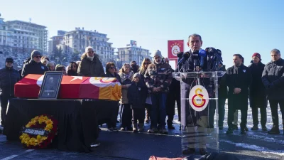 Galatasaray’ın efsane futbolcularından Gökmen Özdenak, RAMS Park’ta düzenlenen törenle anıldı.