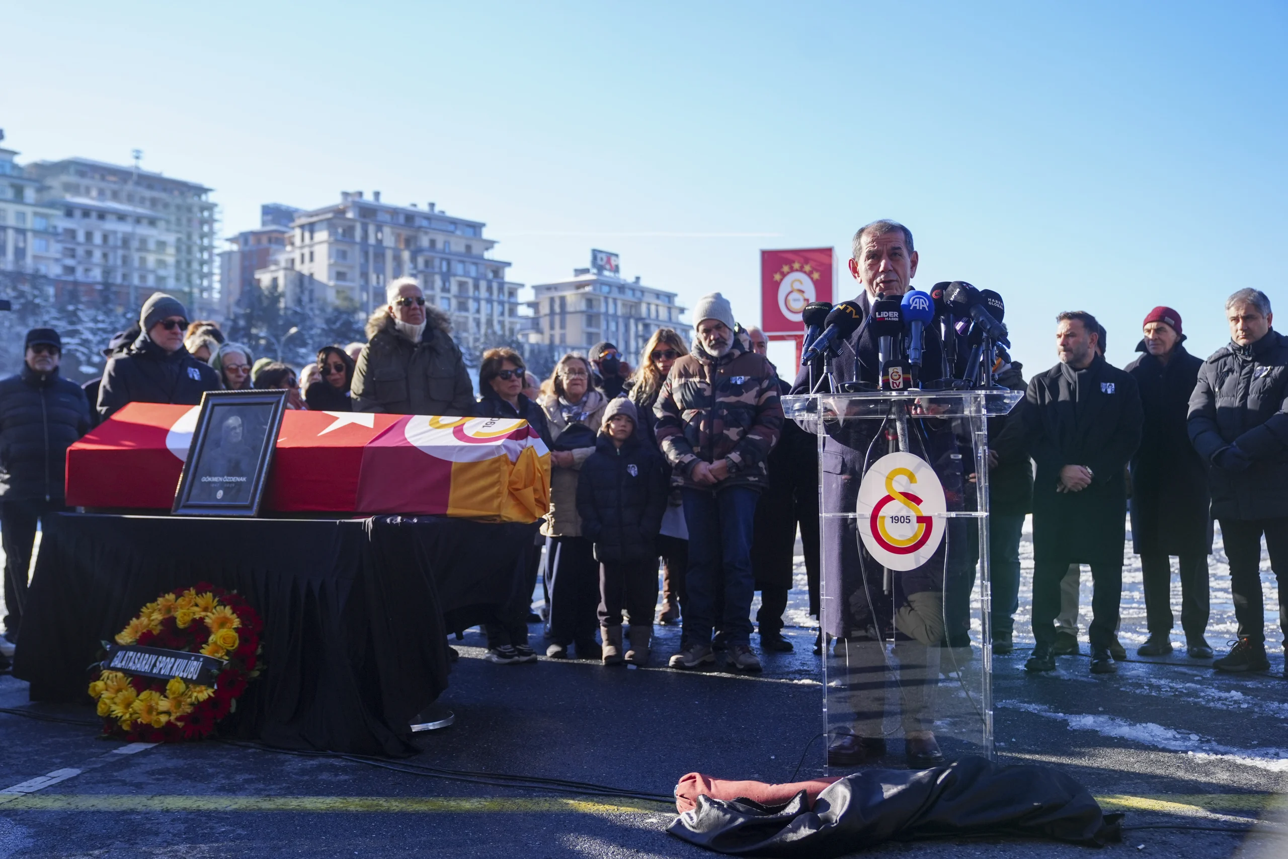 Galatasaray’ın efsane futbolcularından Gökmen Özdenak, RAMS Park’ta düzenlenen törenle anıldı.