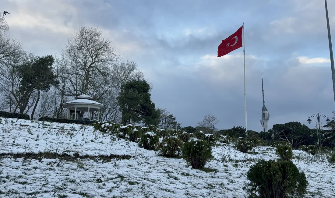 Kar yağışı İstanbul’u beyaza bürüdü, Anadolu’da kış etkisini artırdı İstanbul’da gece etkili olan kar yağışı kente görsel şölen sunarken,