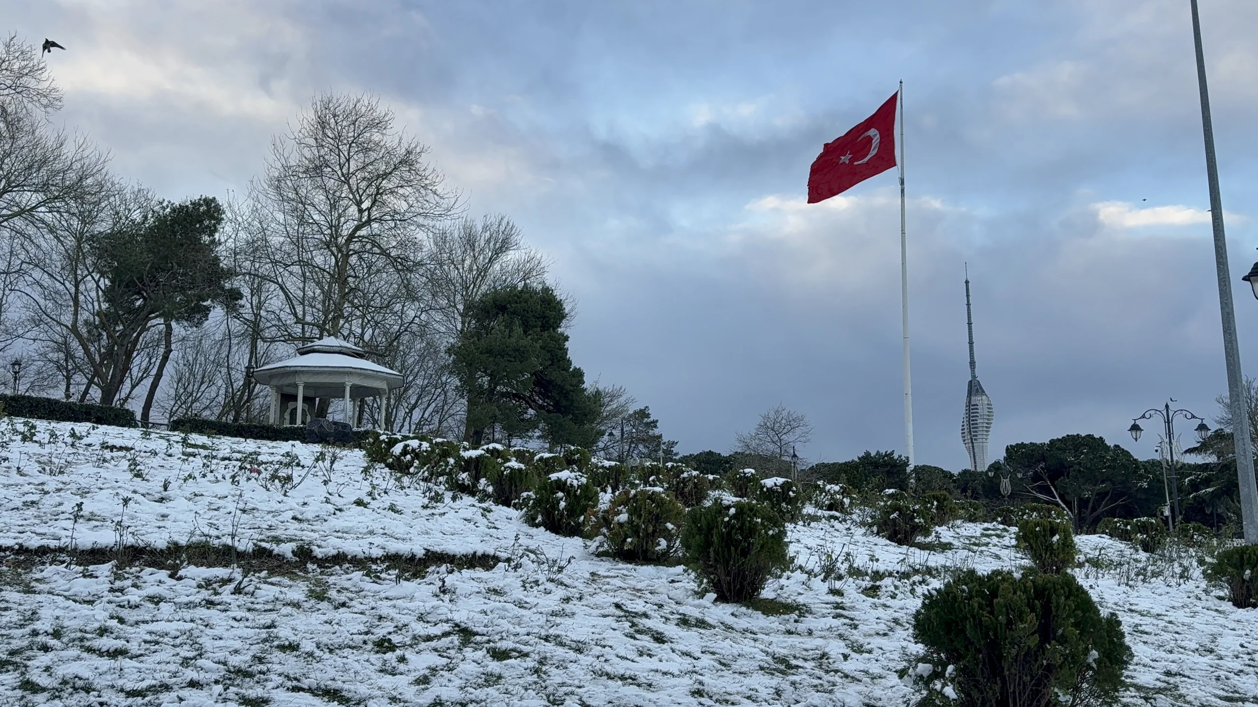 İstanbul’da gece etkili olan kar yağışı kente görsel şölen sunarken,