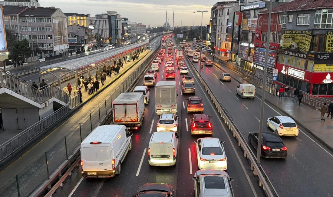 Haftanın ikinci iş gününde İstanbul’da akşam saatlerinde trafik yoğunluğu kritik