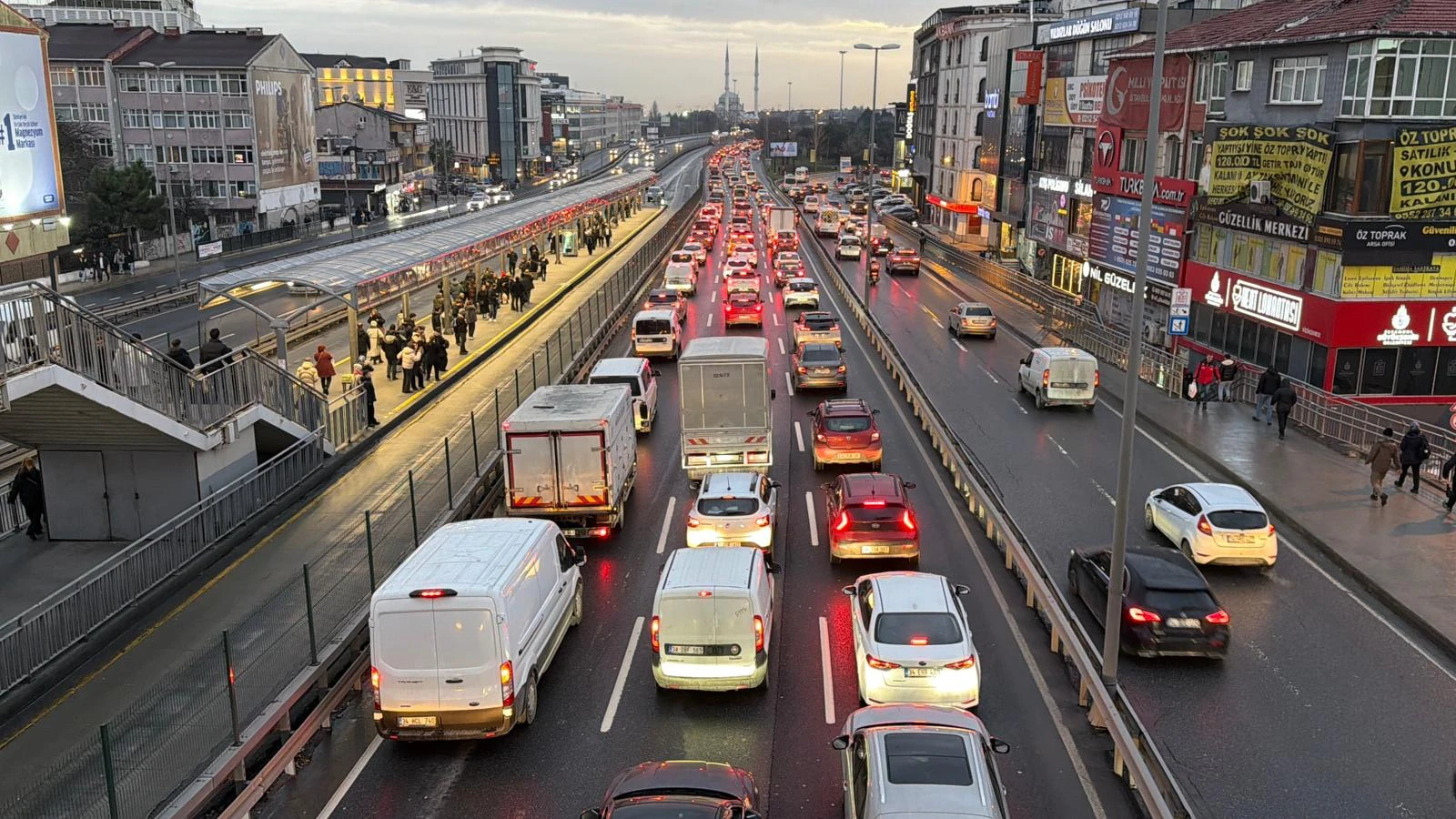 Haftanın ikinci iş gününde İstanbul’da akşam saatlerinde trafik yoğunluğu kritik