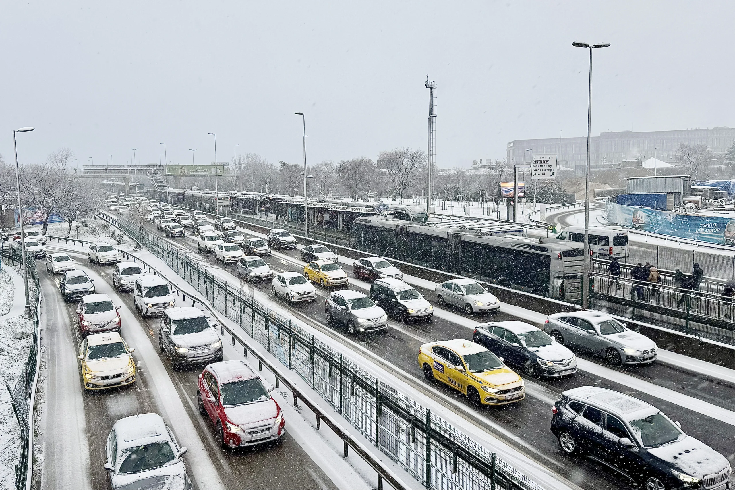 İzmir ve İstanbul'da kuvvetli yağış, fırtına ve karla karışık yağmur