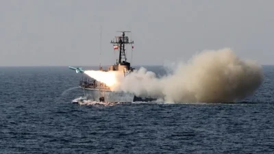 İran, Hürmüz Boğazı’nda geniş kapsamlı bir canlı ateş tatbikatıyla askeri