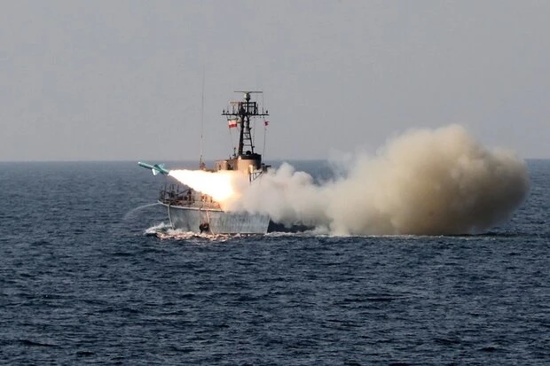 İran’dan Hürmüz Boğazı’nda Canlı Ateş Tatbikatı İran, Hürmüz Boğazı’nda geniş kapsamlı bir canlı ateş tatbikatıyla askeri