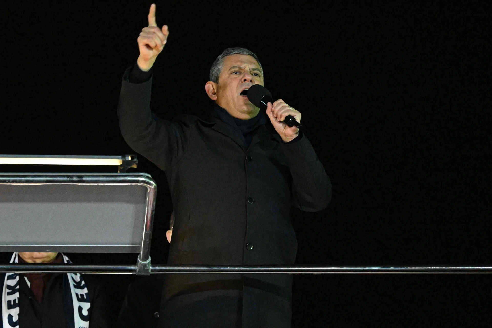 CHP Genel Başkanı Özgür Özel, partisinin “Millet iradesine sahip çıkıyor”