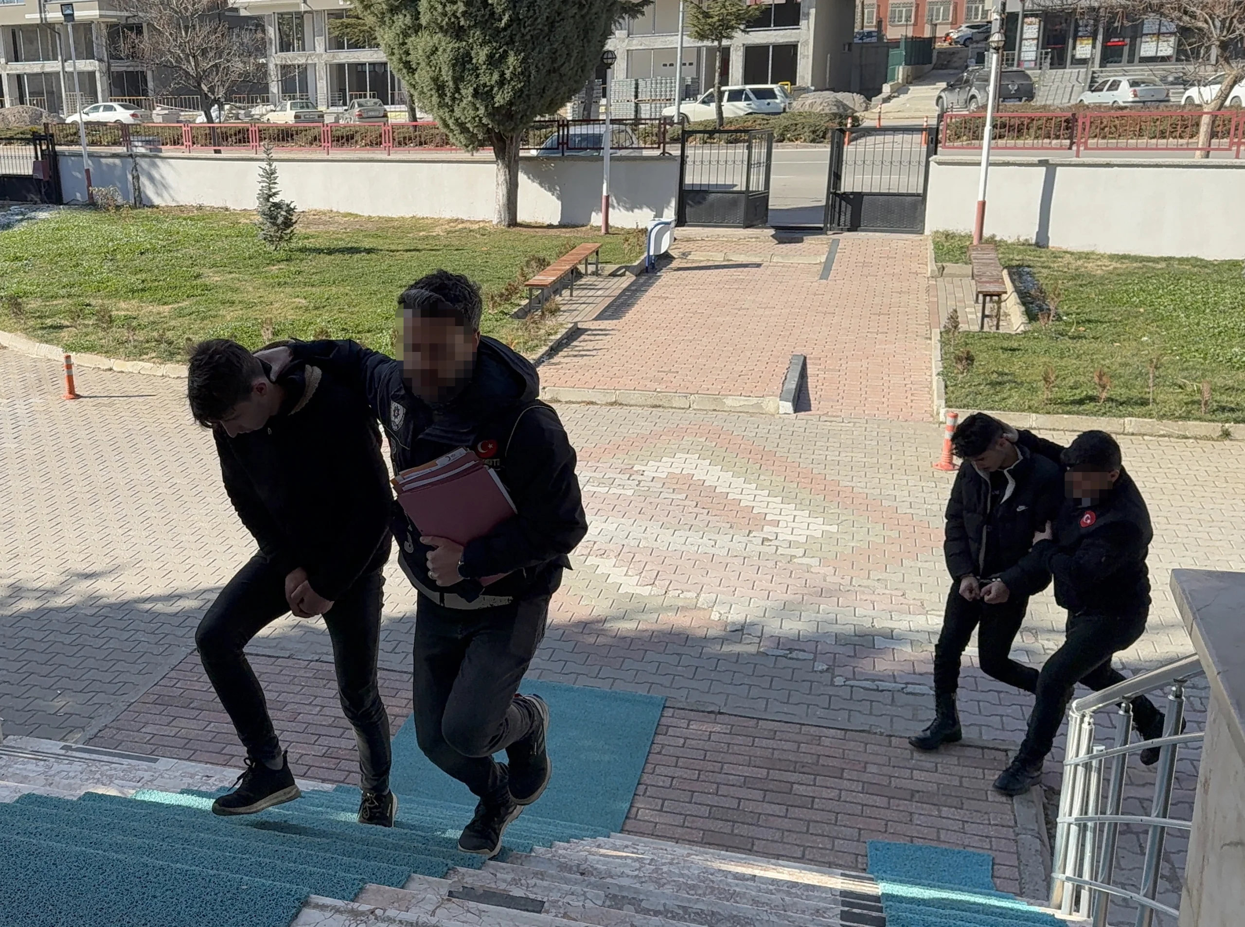 Konya’nın Seydişehir ilçesinde bir iş yerine düzenlenen uyuşturucu operasyonunda gözaltına