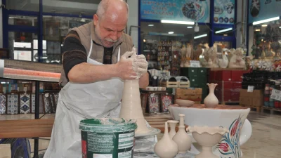 Kütahya’nın simgelerinden Çiniciler Çarşısı’nda, çini sanatını yerinde izleme ve deneyimleme