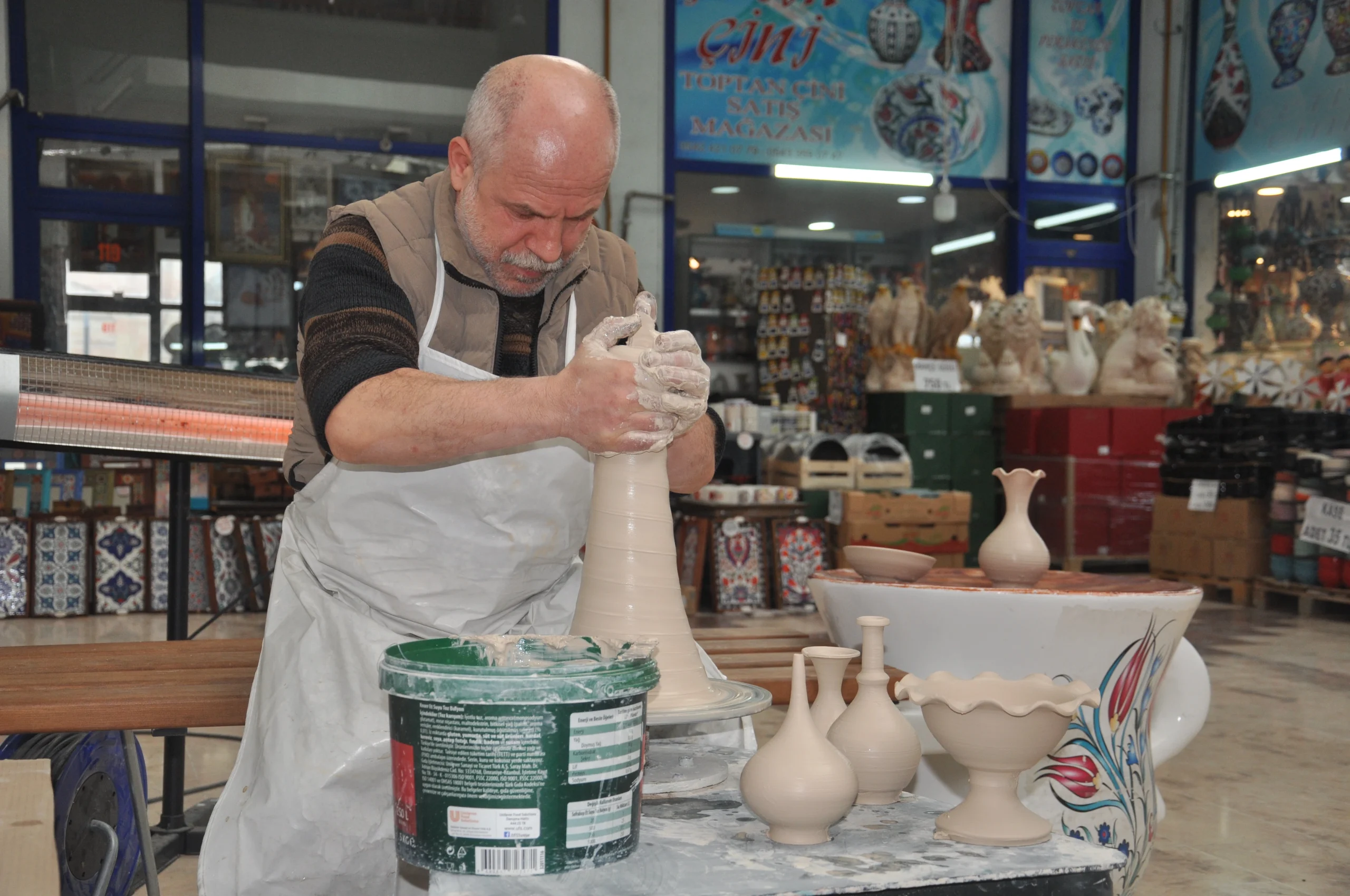 Kütahya’nın simgelerinden Çiniciler Çarşısı’nda, çini sanatını yerinde izleme ve deneyimleme