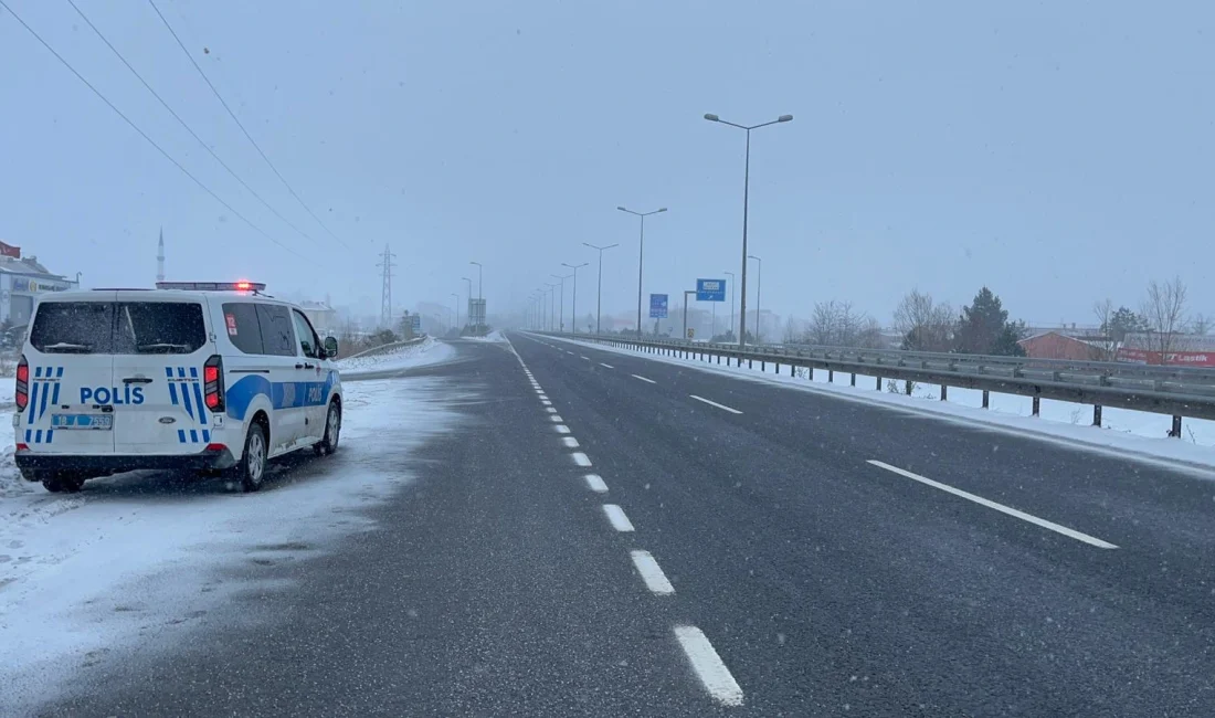 Çankırı'nın Çerkeş ilçesinde etkili olan kar yağışı nedeniyle D-100 kara