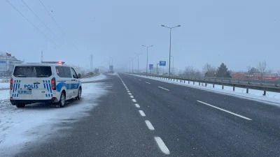 Çankırı'nın Çerkeş ilçesinde etkili olan kar yağışı nedeniyle D-100 kara