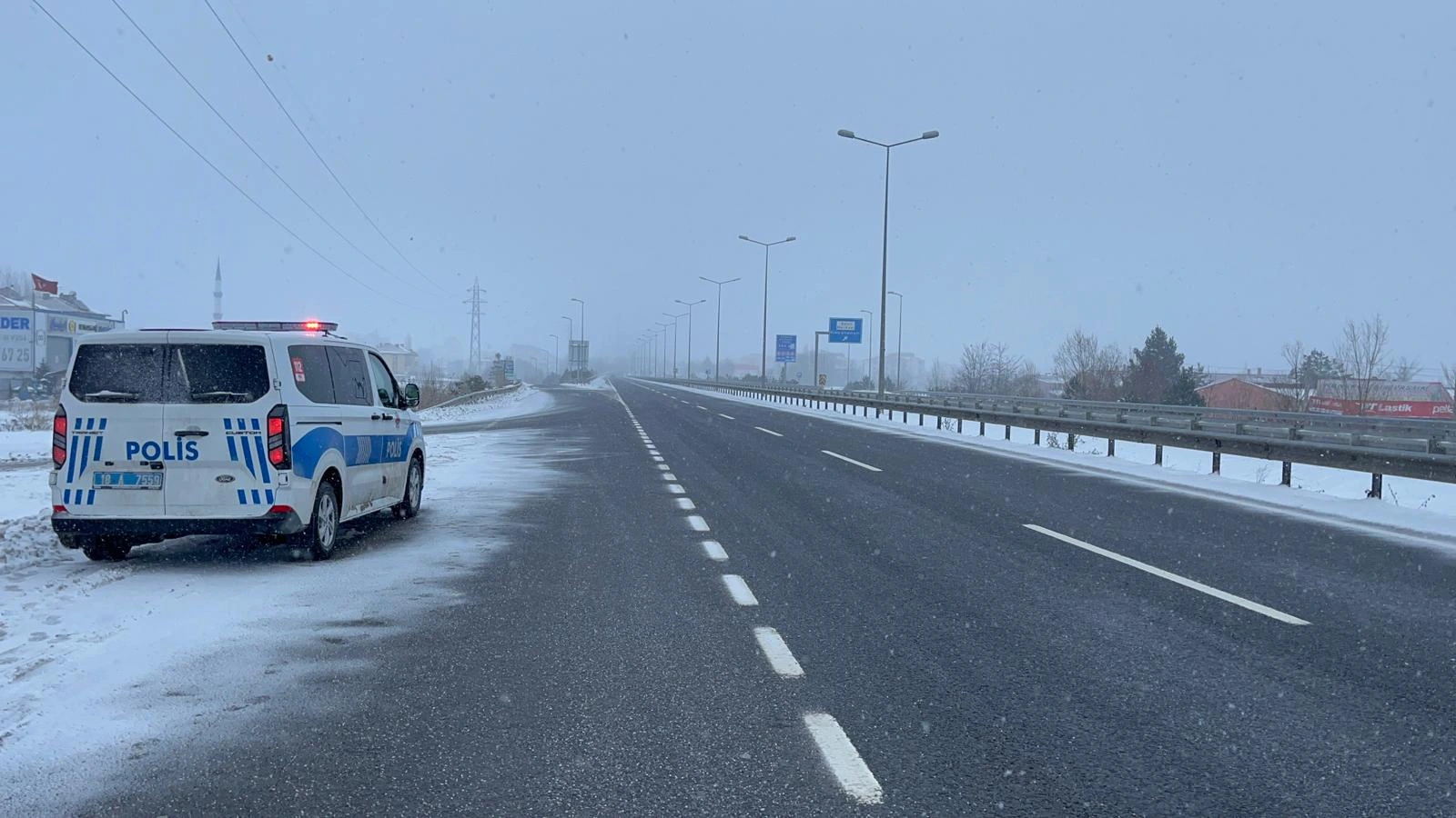 Çankırı'nın Çerkeş ilçesinde etkili olan kar yağışı nedeniyle D-100 kara