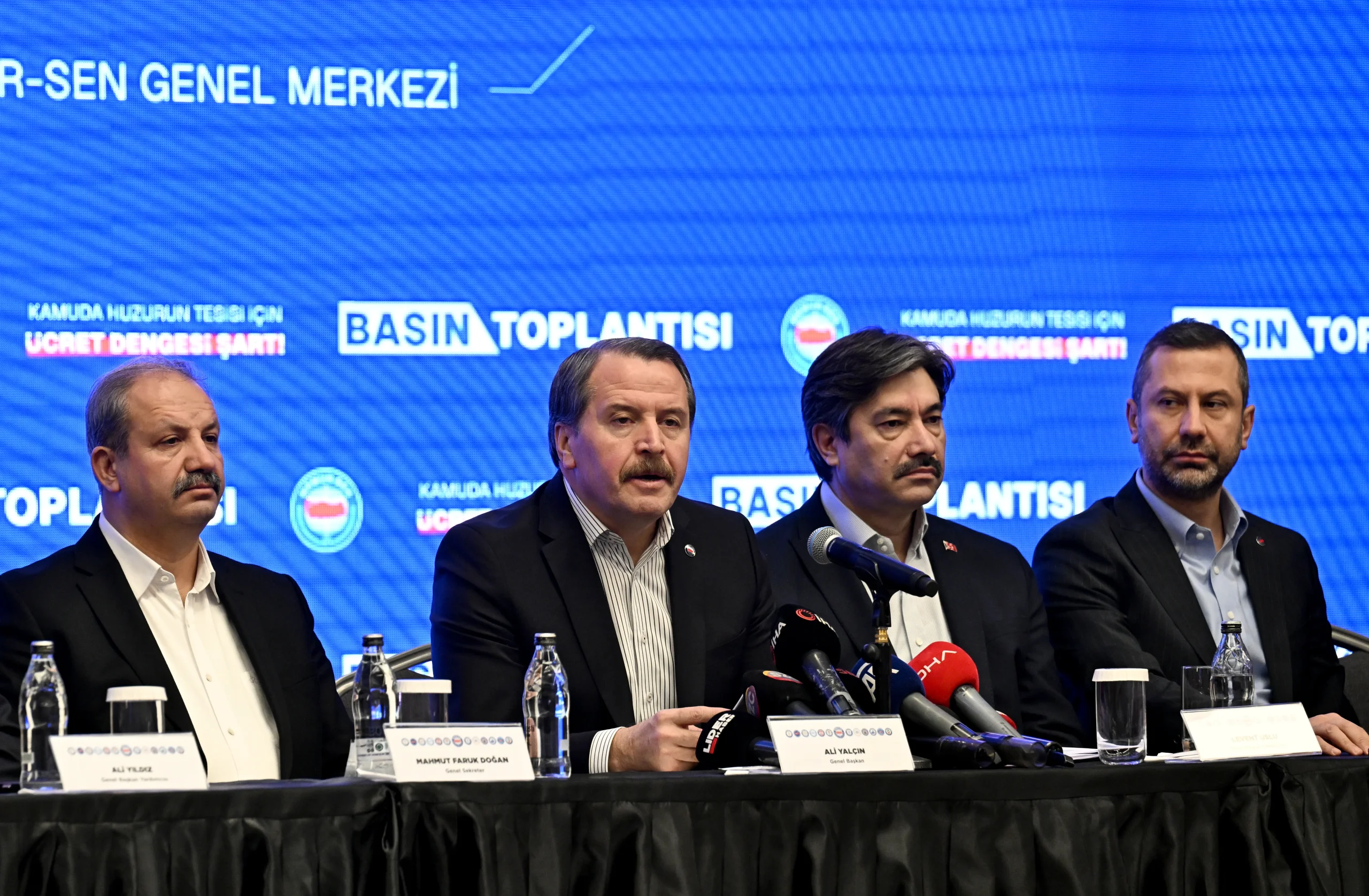 Memur-Sen Genel Başkanı Ali Yalçın, basın toplantısında kamu personel sistemi